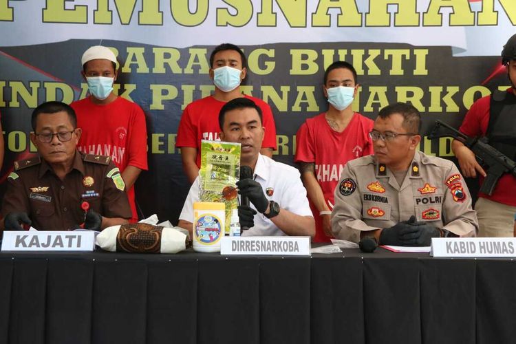Polisi mengamankan 11 kg narkoba di Demak dan Semarang yang diduga masuk jaringan Ferdy Pratama.