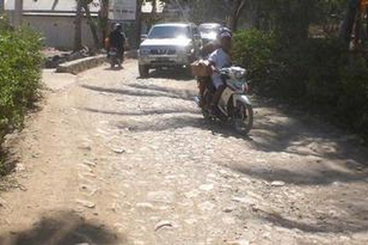 Jalan alternatif di jalan Kirab Re maja, Kelurahan Aplasi, Kecamatan Kota Kefamenanu, Kabupaten Timor Tengah Utara (TTU), Nusa Tenggara Timur, kondisinya rusak parah.