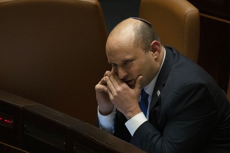 Perdana Menteri Israel Naftali Bennett membuat panggilan sebelum memberikan suara pada undang-undang tentang status hukum pemukim Yahudi di Tepi Barat yang diduduki, selama sesi Knesset, parlemen Israel, di Yerusalem, Senin, 6 Juni 2022. 