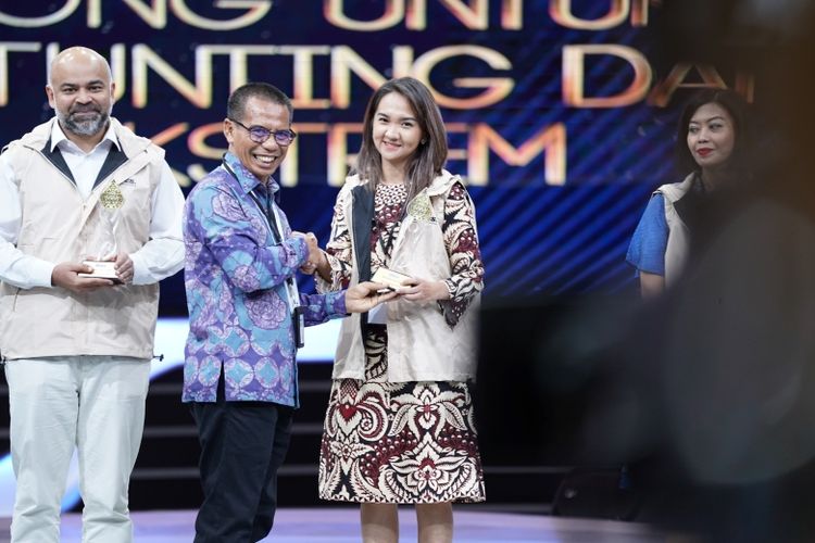 Head of Communications and Partnership Astra Elmeirillia Lonna saat menerima penghargaan Akselerator Entas Stunting dan Kemiskinan Ekstrem 2023 pada acara Pencanangan Inisiatif Gotong Royong untuk Pengentasan Stunting dan Kemiskinan Ekstrem di Studio 1 Kompas TV, Jakarta, Kamis (26/10/2023). 