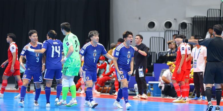 Pemain Jepang, Kazuya Shimizu, membuat kedudukan melawan Timnas Futsal Indonesia di menit ke-34 menjadi 2-2.