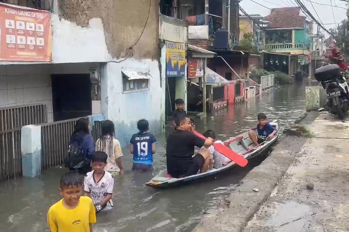 Sejumlah warga di Kampung Bojongasih, Desa Dayeuhkolot, Kecamatan Dayeuhkolot, Kabupaten Bandung, Jawa Barat, menggunakan perahu untuk beraktivitas lantarab wilayah itu terendam sungai Citarum, Rabu (26/2/2025)