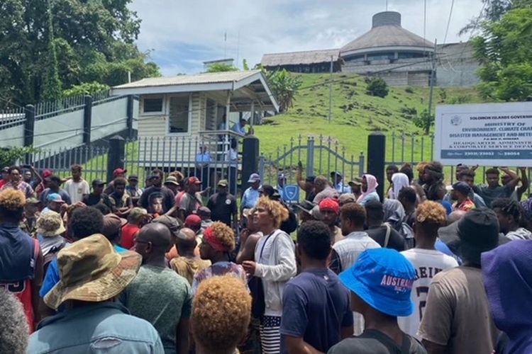 Warga Kepulauan Solomon berkumpul di depan gedung Parlemen di Honiara, menuntut pengunduran diri Perdana Menteri Manasseh Sogavare.