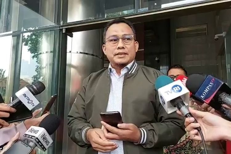 Juru Bicara KPK Ali Fikri mengumumkan pihaknya telah menetapkan Bupati Muna, Sulawesi Tenggara La Ode Rusman Emba sebagai tersangka dugaan suap pengurusan dana pinjaman Pemulihan Ekonomi Nasional (PEN, Rabu (12/7/2023).