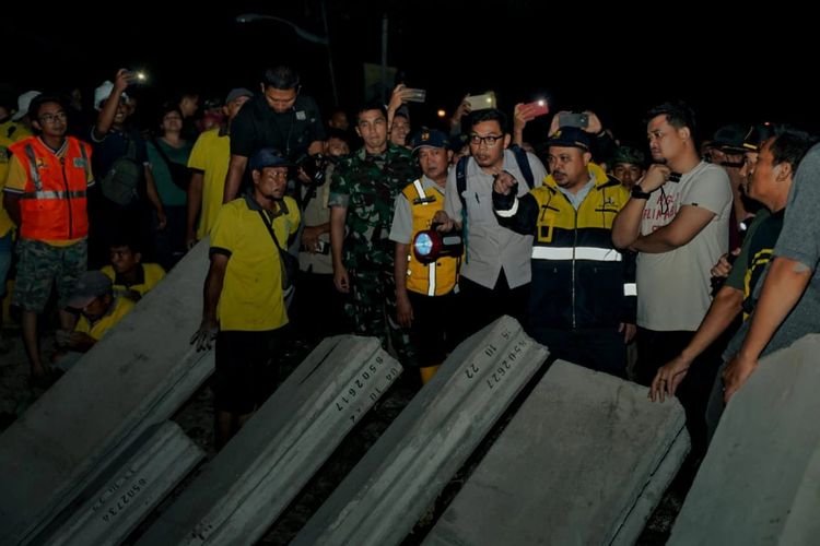 Wali Kota Medan Bobby Nasution saat meninjau pemasangan tanggul di bantaran Sungai Deli, Selasa (22/11/2022) dini hari. 