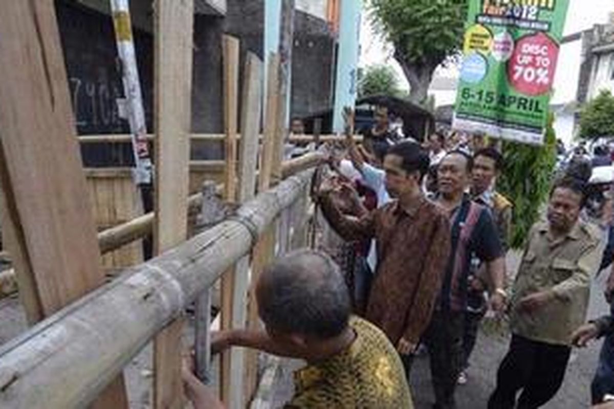 Jokowi bersama warga membuka blokade menuju kampung Gandekan Pascakerusuhan Solo, Sabtu (5/5/2012).