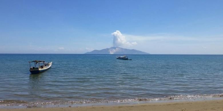 Gunung Api Rokatenda, di Pulau Palue, Kabupaten Sikka, Nusa Tenggara Timur, Selasa (2/4/2013) diamati dari Pos Pengamatan di Ropa, Desa Keliwumbu, Kecamatan Maurole, Kabupaten Ende, Pulau Flores terlihat masih mengeluarkan asap setinggi sekitar 50 meter. Pulau gunung api setinggi 875 meter di atas permukaan laut atau 3000 meter di atas dasar laut itu mengalami peningkatan aktivitas sejak Oktober 2012, dan sampai Selasa kemarin masih dalam status siaga. Dari Oktober 2012 hingga awal April ini sedikitnya telah terjadi lima kali letusan.

