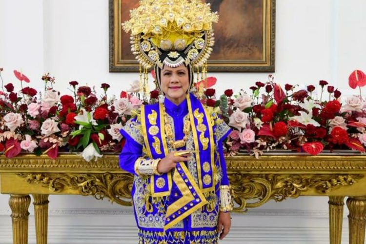 Ibu Negara Iriana Joko Widodo memakai baju adat dari Buton, Sulawesi Tenggara, saat menghaidiri upacara HUT ke-77 RI di Istana Merdeka, Rabu (17/8/2029/2022).