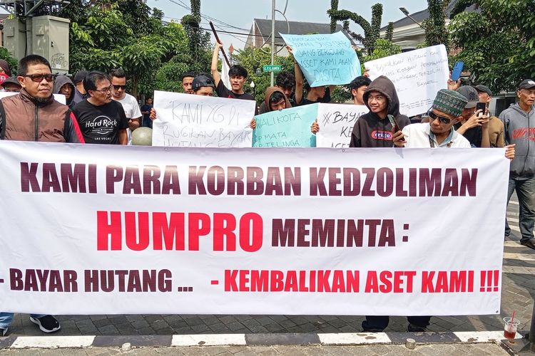 Massa aksi bersama vendor atau pengusaha yang menagih hutang menggelar demontrasi sambil membawa spanduk dan poster di depan Balai Kota Sukabumi, Jawa Barat, Selasa (11/6/2024).