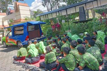 Perpustakaan Keliling dan Upaya Menghidupkan Budaya Baca di Sekolah
