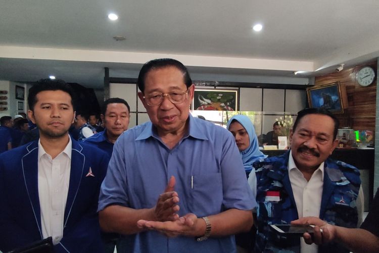 Susilo Bambang Yudhoyono setelah kegiatan pertemuan dengan para kader Partai Demokrat, di Kabupaten Trenggalek Jawa Timur, Sabtu (09/13/2023).