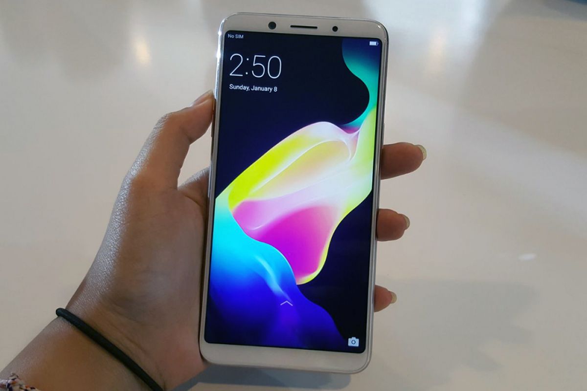 Oppo F5 dalam genggaman setelah resmi diluncurkan di Indonesia, Senin (13/11/2017).