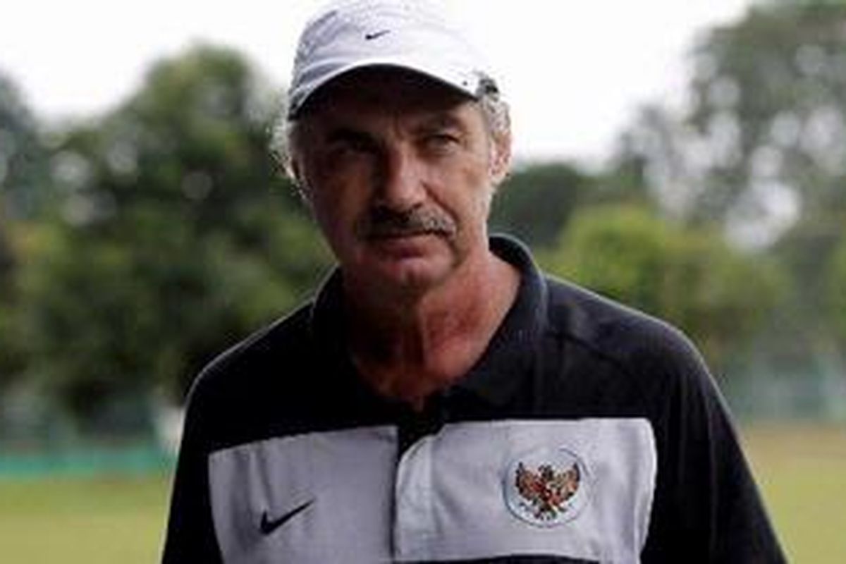 Pelatih Tim Nasional Indonesia, Alfred Riedl memberikan keterangan pers usai seleksi tim nasional U-23 di Lapangan ABC, Senayan, Jakarta, Jumat (7/1/2011). 
