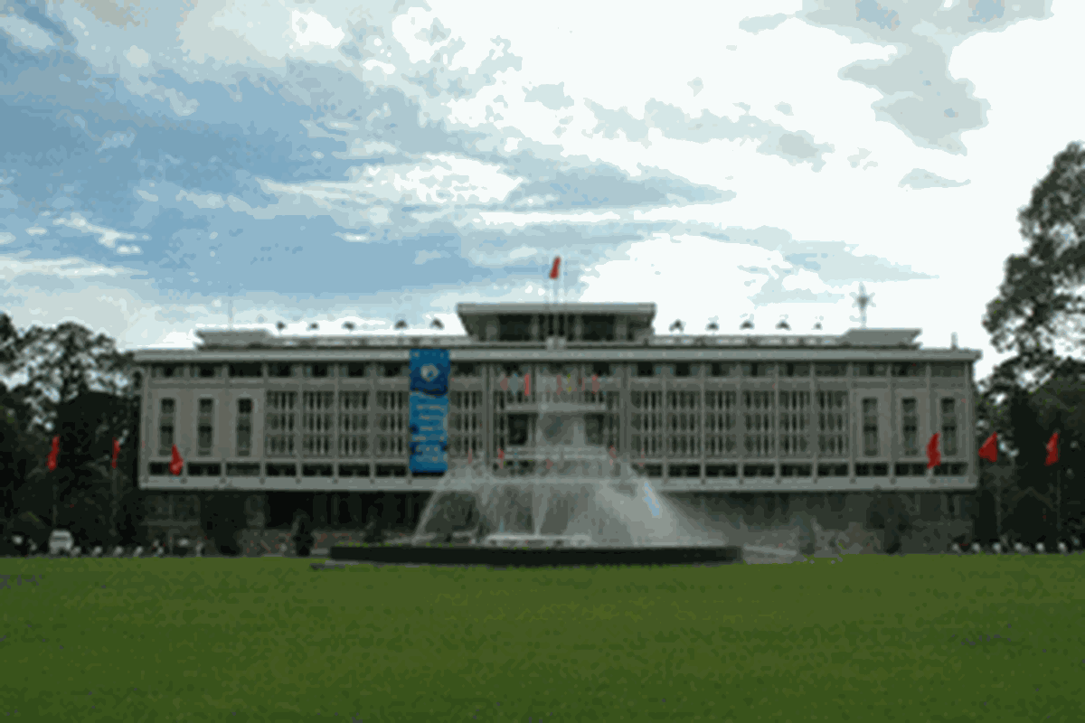 Gedung yang dulunya disebut Istana Kepresidenan Vietnam Selatan itu kini ramai dibanjiri wisatawan di Ho Chi Minh City. 