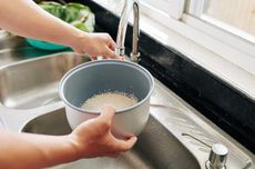 Jangan Dibuang, Ini Manfaat Air Cucian Beras untuk Membersihkan Rumah