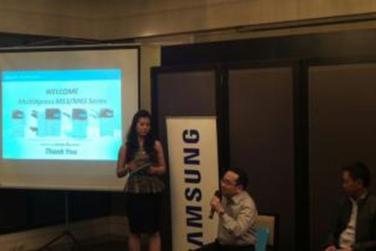 Singgih Wandoyo (kiri), Director Enterprise Bussines Samsung Indonsia dan Achmad Kursani (kanan), Product Marketing Manajer Printing Solution Enterprise Bussines Samsung Indonesia di sela-sela peluncuran printer anyar Samsung SL-M530LX & SL-M4370LX di Bangkok, Thailand (11/2/2015).
