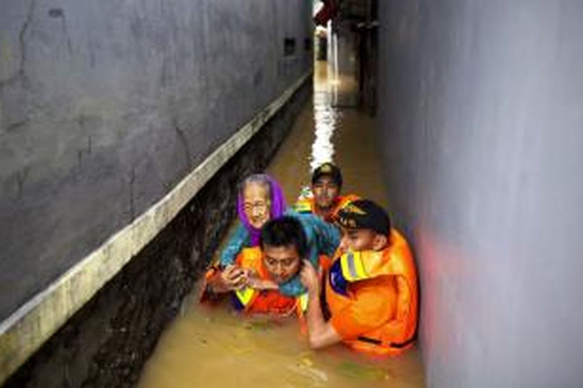 Nenek Aminah dievakuasi Basarnas dari luapan Kali Ciliwung di Kelurahan Kebon Baru, Tebet, Jakarta Selatan, Sabtu (18/1/2014).