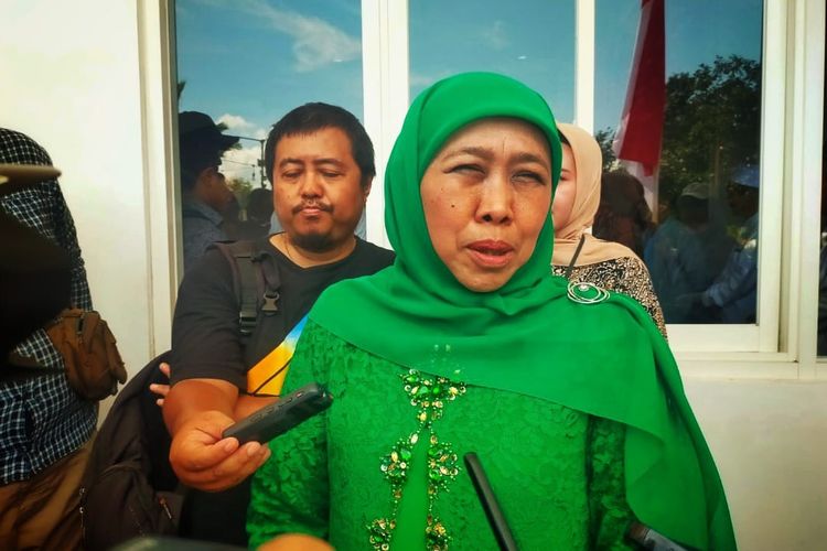 Gubernur Jawa Timur Khofifah Indar Parawansa usai  kegiatan Harlah Muslimat NU ke 78 di Kabupaten Jember Rabu (31/1/2024)