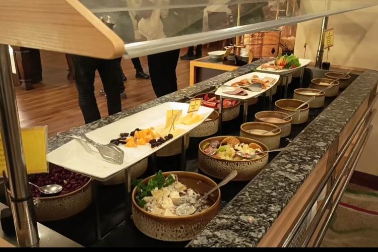Makanan di Resto Hotel Sultan Masih Terhidang Usai Eksekusi, Karyawan Tawarkan ke Petugas
