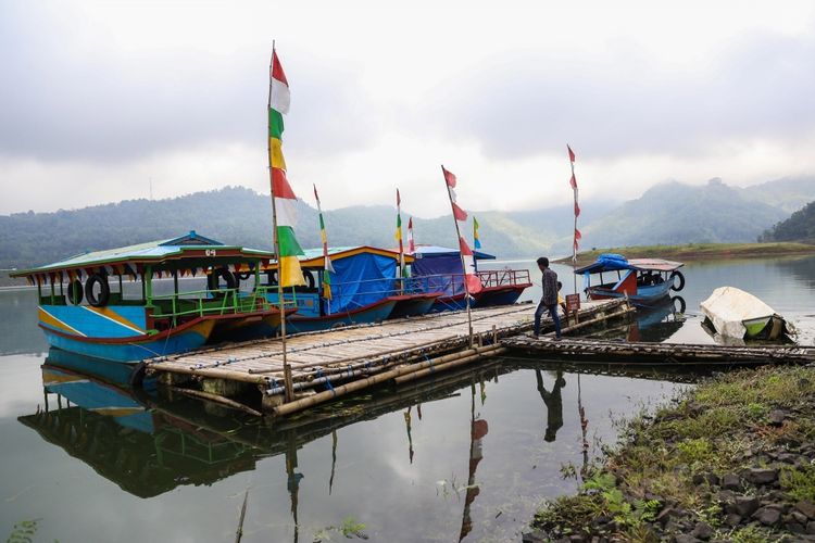 Aktiftas nelayan di Waduk Sempor di Desa Sempor, Kecamatan Sempor, Kabupaten Kebumen, Jawa Tengah, Jumat (20/10/2017). Waduk Sempor adalah salah satu tempat wisata yang bisa dikunjungi oleh wisatawan saat berlibur ke Kebumen. 