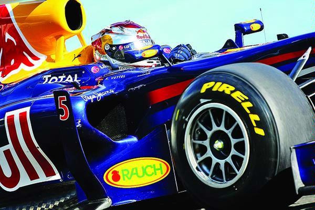 Juara dunia Formula Satu,Sebastian Vettel, menjajal ban balap Pirelli pada sesi uji coba di Sirkuit Yas Marina, Abu Dhabi, Uni Emirat Arab, November 2010. Vettel termasuk salah satu pebalap yang meragukan kinerja ban Pirelli.