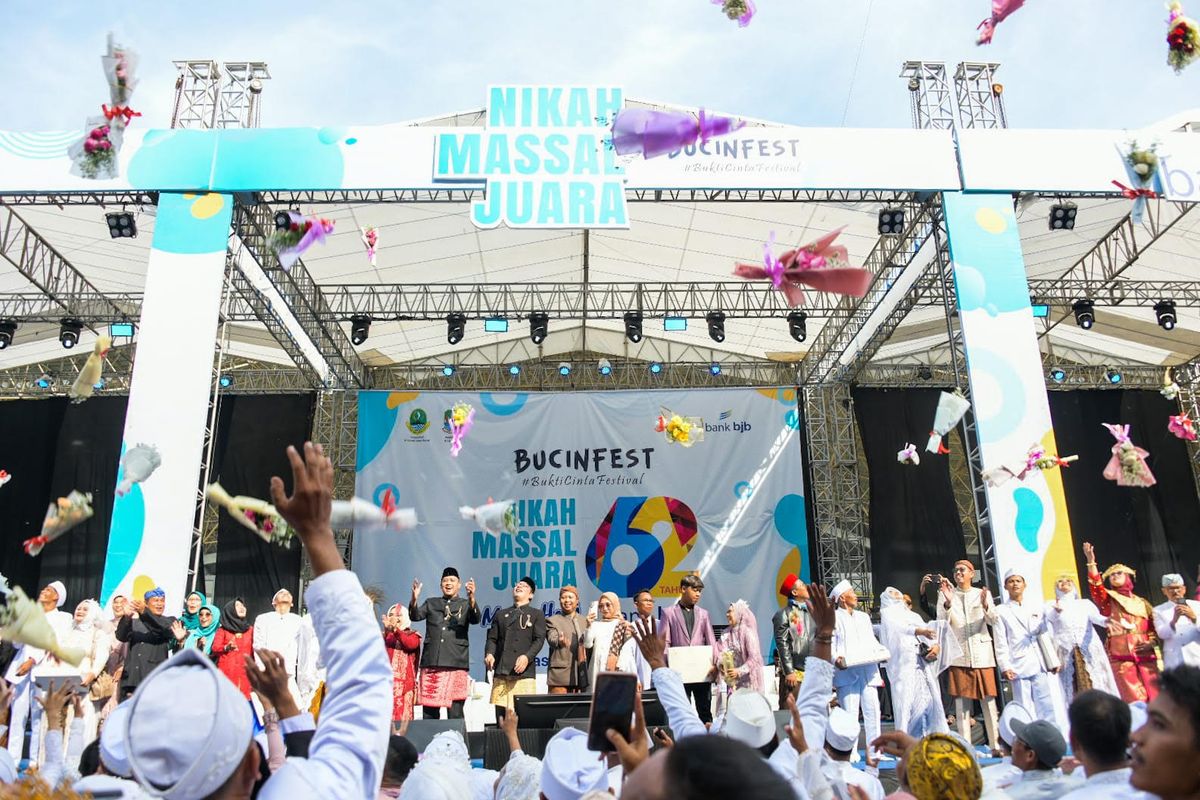 Gubernur Jawa Barat, Ridwan Kamil menghadiri Pawai Nikah Massal Juara Bukti Cinta Festival (Bucinfest) dalam rangkaian HUT ke-62 Bank bjb di Stadion Patriot Candrabhaga, Kota Bekasi, Minggu (14/5/2023).