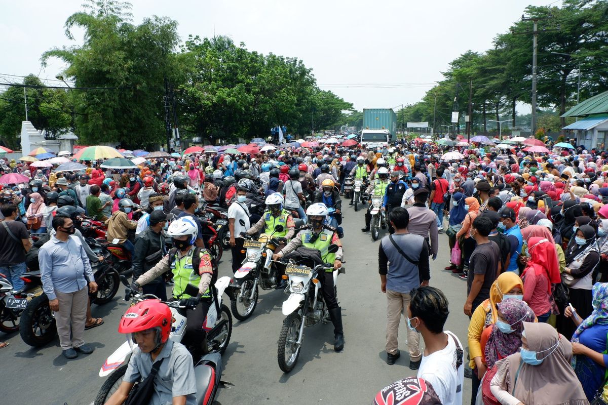 Ribuan buruh dari PT Nikomas Gemilang melakukan aksi unjuk rasa di depan gerbang perusahaan sepatu