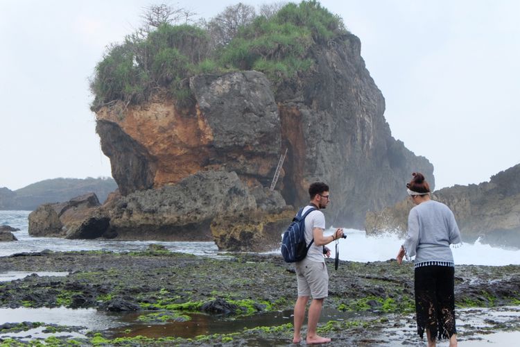 Wisatawan djiPantai Jungwok, Gunungkidul, Yogyakarta.