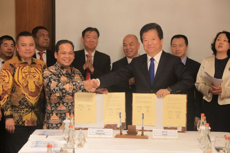 Penjabat (Pj) Wali Kota Tangerang Nurdin dan Wali Kota Yantai Zheng Deyan melakukan penandatangan Letter of Intent Persahabatan di Hotel Shangri-La Jakarta, Rabu, (24/04/2024).