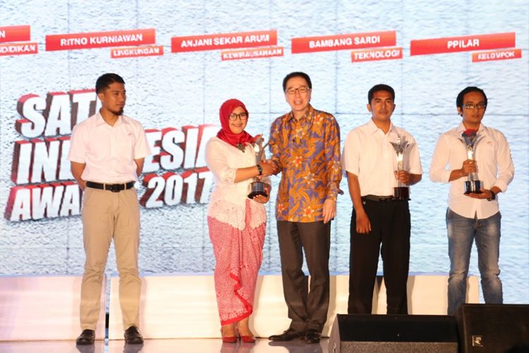 Presiden Direktur PT Astra International Tbk Prijono Sugiarto menyerahkan piala kepada Anjani Sekar Arum yang juga menjadi penerima apresiasi favorit pilihan publik pada acara Apresiasi Untuk Anak Bangsa SATU Indonesia Awards 2017 di Jakarta (18/10). 