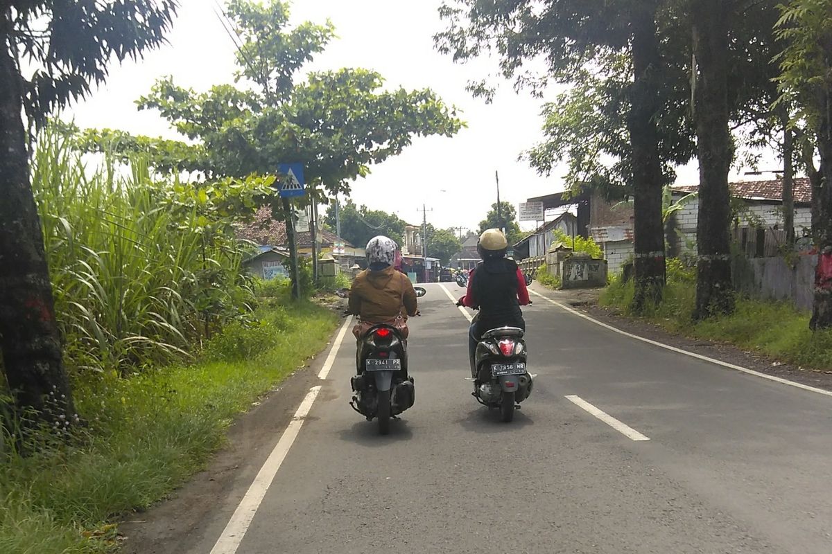 Mengobrol sambil berkendara motor