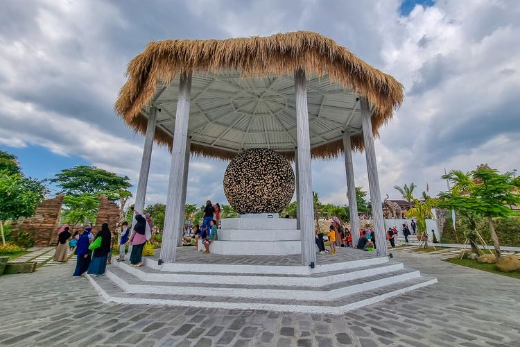 Monumen bola dari kerajinan kayu di Wahana Soko Alas, Klaten.