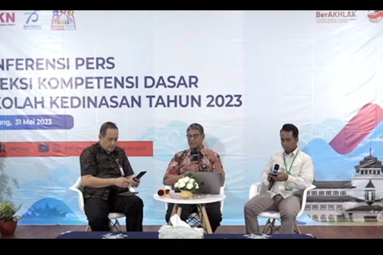 Deputi Bidang Sistem Informasi Kepegawaian BKN RI, Suharmen (tengah) saat konferensi pers tes SKD Sekolah Kedinasan 2023 yang disiarkan langsung di Youtube #ASNPelayanPublik pada Rabu (31/5/2023).