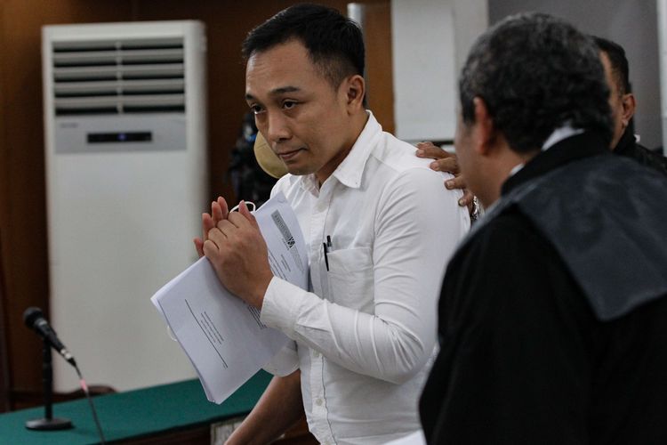 Terdakwa pembunuhan berencana terhadap Nofriansyah Yosua Hutabarat atau Brigadir J, Ricky Rizal menjalani sidang pembacaan eksepsi oleh penasehat hukum terdakwa di Pengadilan Negeri Jakarta Selatan, Kamis (20/10/2022).