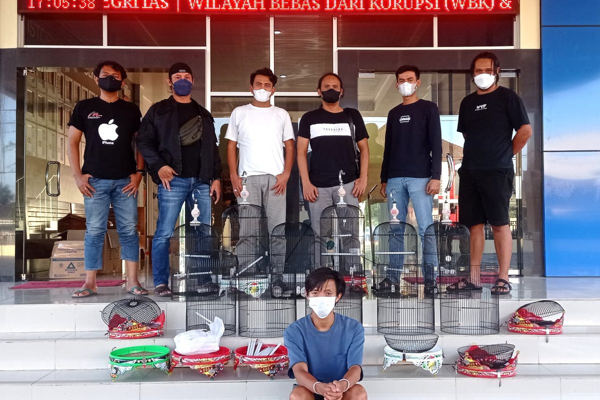 MCD (22) terduga pelaku pencurian sangkar burung di sebuah gudang di Jalan Trem, Pangkalpinang, Kamis (16/12/2021).