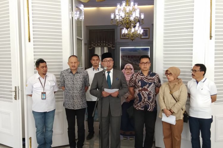 Gubernur Jawa Barat Ridwan saat menggelar konferensi pers soal perkembangan wabah Covid-19 di Jawa Barat, di Gedung Pakuan, Jalan Otista, Kota Bandung, Minggu (15/3/2020).