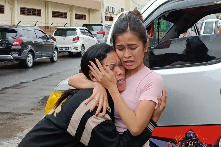 Ibu dan kakak mahasiswa asal Taput yang tewas di Bali, saat menunggu proses autopsi korban di RS Bhayangkara Medan, Rabu (22/11/2023)
