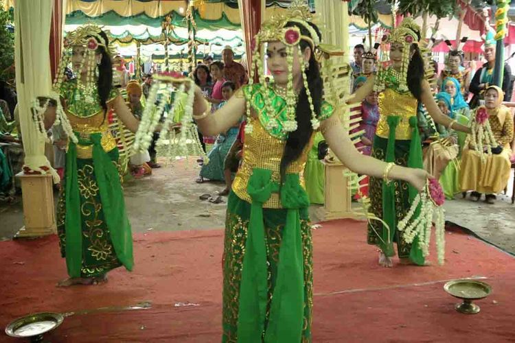 Tari Baksa Kembang dari Desa Barikin, Kalimantan Selatan.