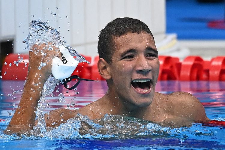 Atlet Tunisia Ahmed Hafnaoui merayakan kemenangan setelah memenangi final nomor 400m gaya bebas putra pada Olimpiade Tokyo 2020 di Tokyo Aquatics Center di Tokyo, Minggu 25 Juli 2021.