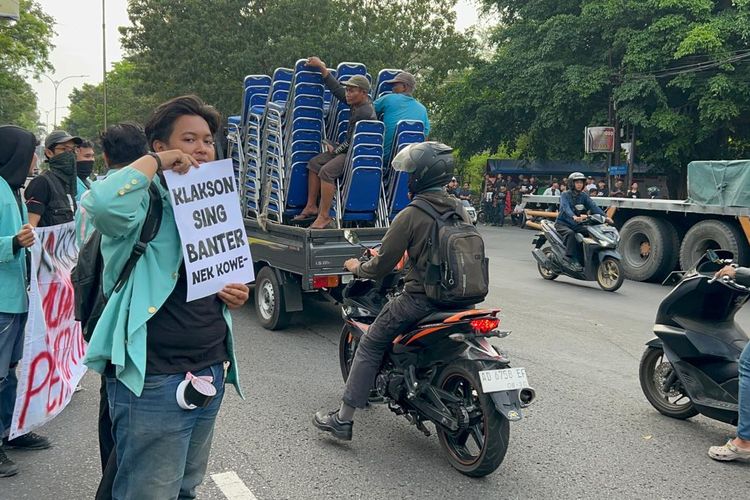 Klakson Bersahutan Warnai Demo Mahasiswa di Solo
