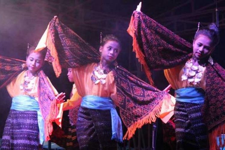 Salah satu gelaran budaya seni tari dalam Festival Danau Kelimutu di Stadion Marilonga, Ende, Nusa Tenggara Timur, Jumat (22/11/2013).
