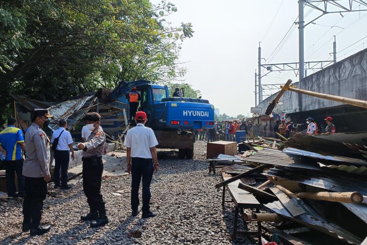 Satu unit backhoe yang dikerahkan saat penertiban lokalisasi di Gunung Antang, Kawasan Palmeriam, Matraman, Jakarta Timur, Selasa (30/8/2022). Sebanyak 120 bangunan liar yang berdiri di lahan milik PT KAI dirobohkan.