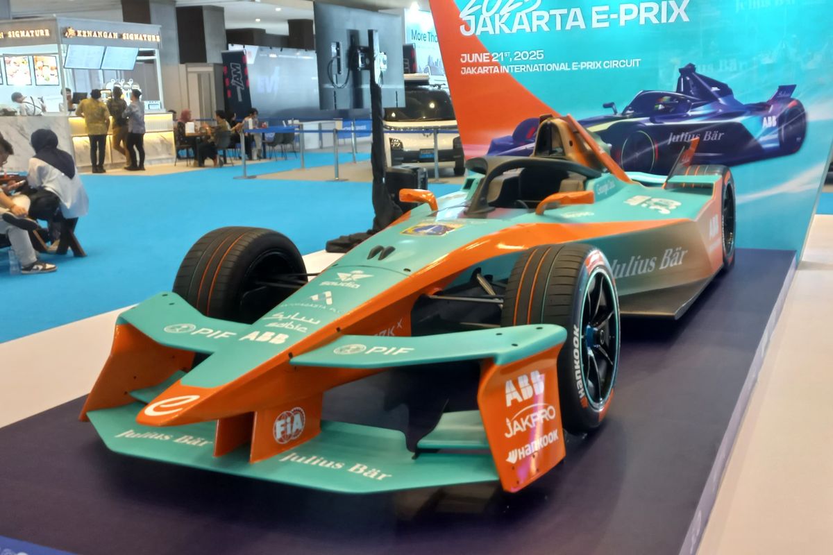Replika mobil balap listrik Formula E Gen3 Evo pada PEVS 2025