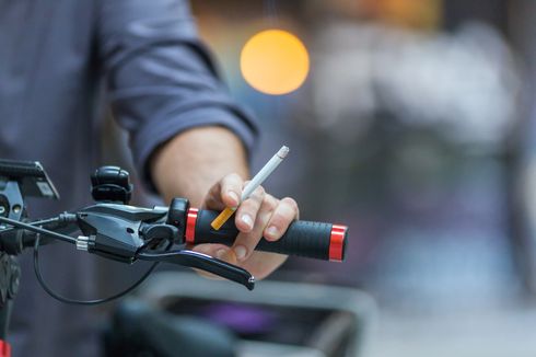 Kejadian Lagi, Perempuan Kena Abu Rokok Pengguna Jalan Lain