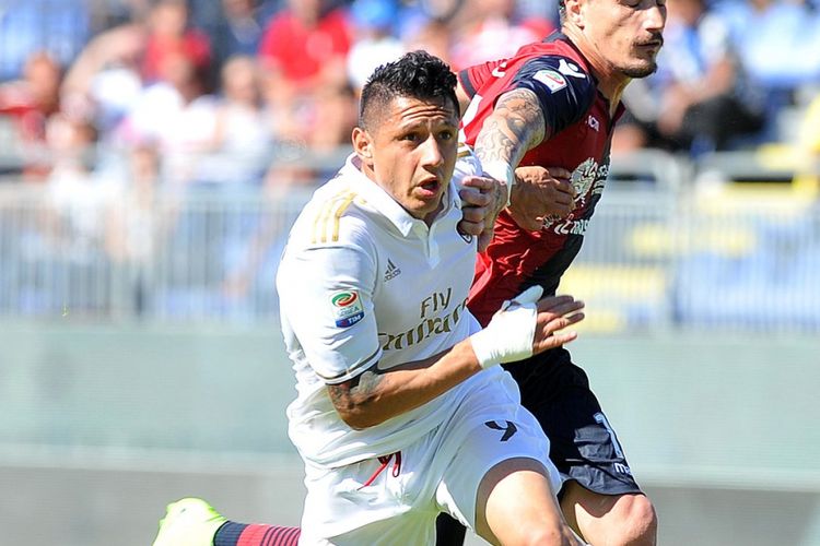 Aksi Gianluca Lapadula saat AC Milan menghadapi Cagliari pada laga pamungkas Serie A, Minggu (28/5/2017). 