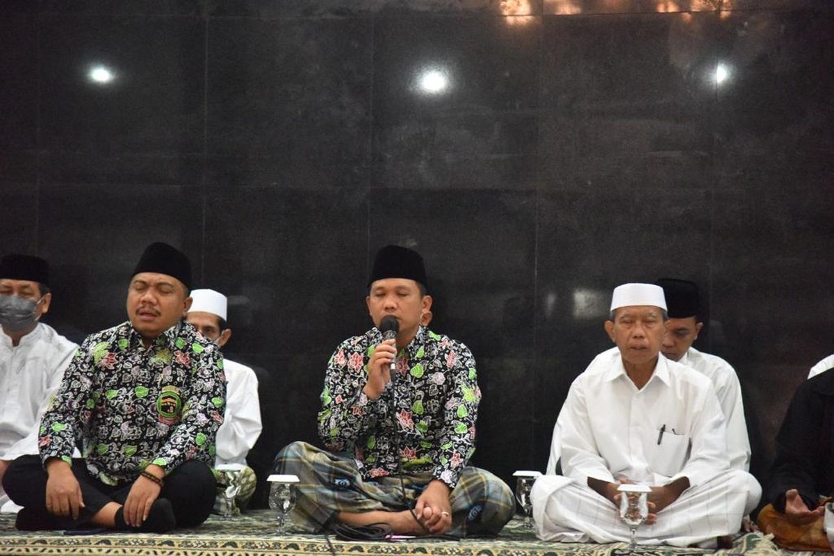 Bupati Lumajang Thoriqul Haq memberikan arahan kepada CJH yang akan berangkat ke tanah suci, Rabu (15/6/2022)