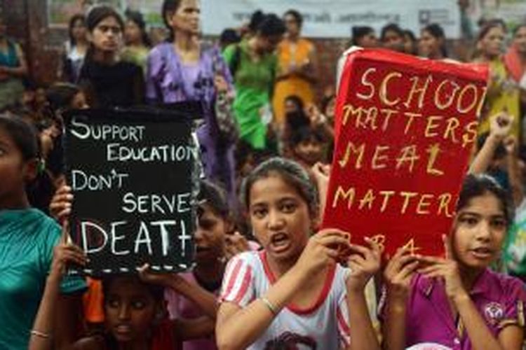 Para siswa di India melakukan aksi unjuk rasa terkait kematian 22 orang pelajar di Negara Bagian Bihar setelah menyantap makanan gratis yang dibagikan sekolah.