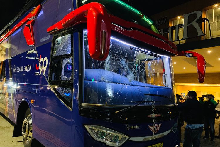 Bus Arema FC yang baru saja diserang segerombolan orang tidak dikenal di depan Hotel New Saphir Yogyakarta, Rabu (20/10/2021) malam.

