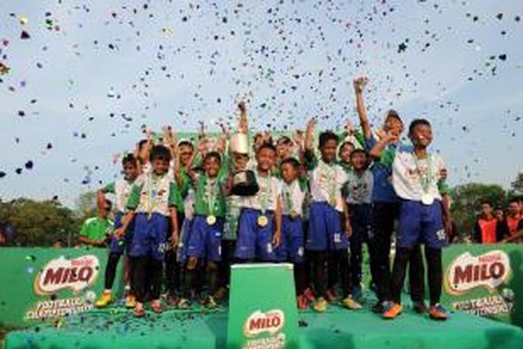 
SDN 105291 Saentis Boyong Piala MILO Football Championship Medan  