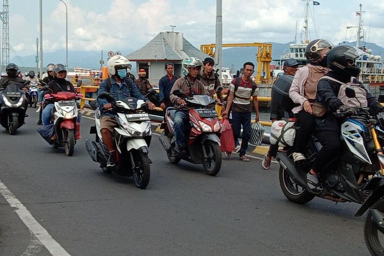 Para pemudik dari Bali lebih banyak menggunakan sepeda motor untuk ke Jawa.